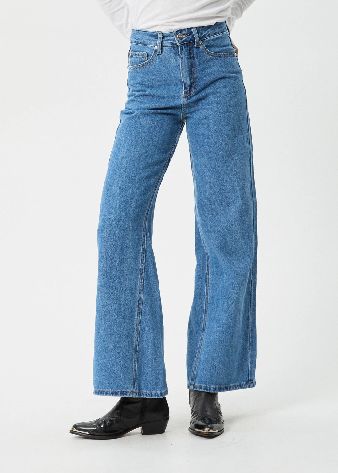 Gigi Flared Jeans Worn Blue